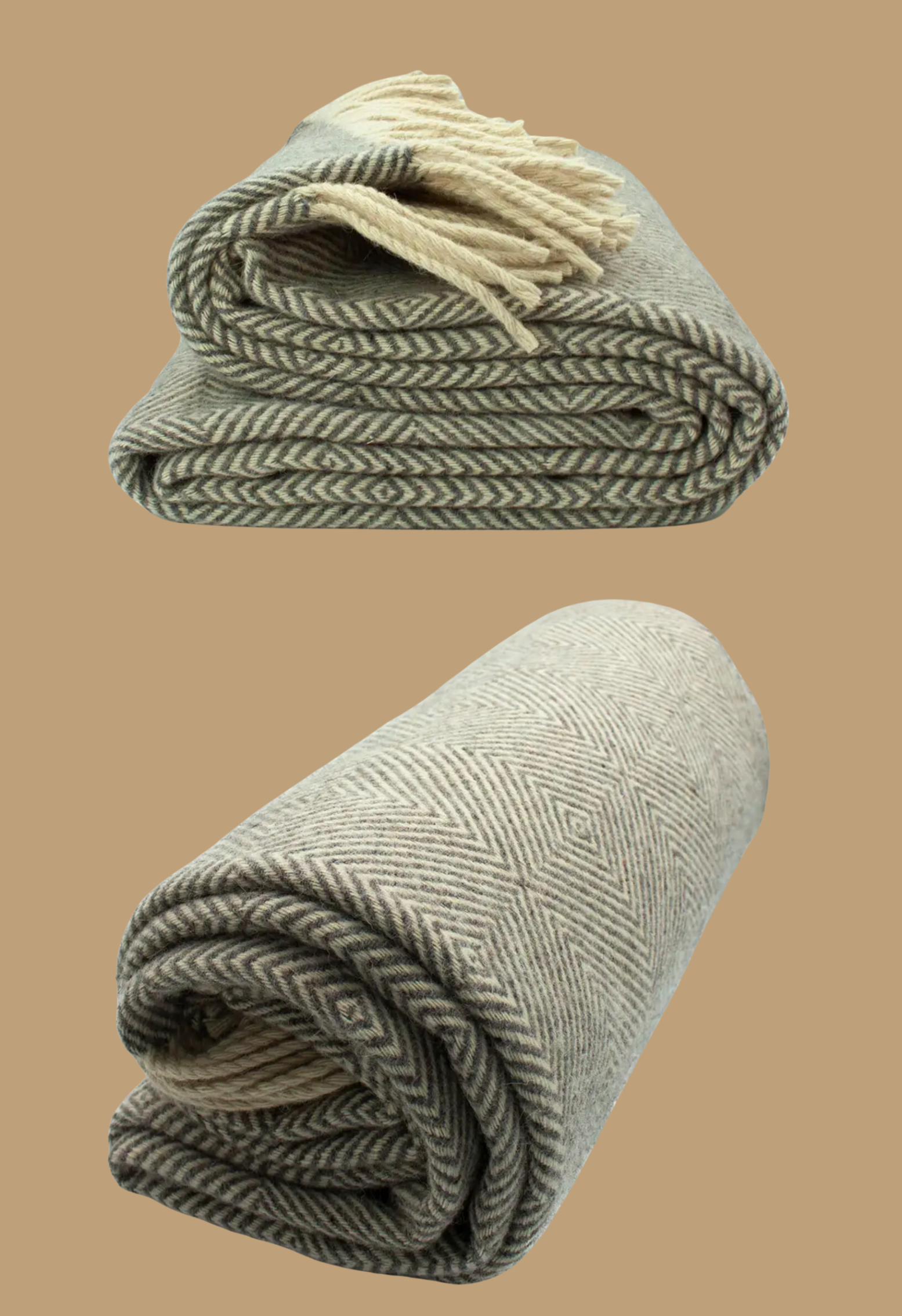 Deux couvertures en laine pliées et roulées, motif chevron gris et crème, avec une frange crème.